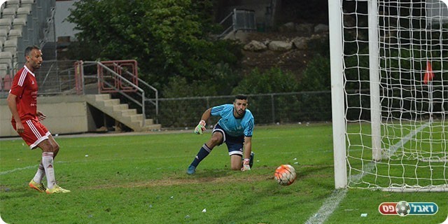 הכדור של הרוש חומק ליד הקורה (אבי רביבו)